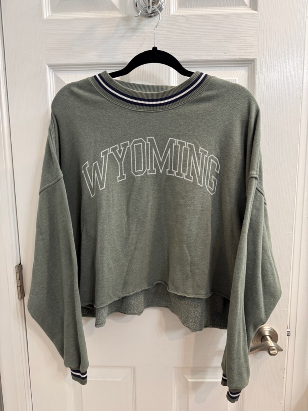 Cropped American Eagle Outfitters Sage Green WYOMING Cropped Crewneck Sweatshirt